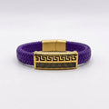 Vista frontal de la pulsera Atenas en cuero trenzado Violeta con acabado en acero dorado
