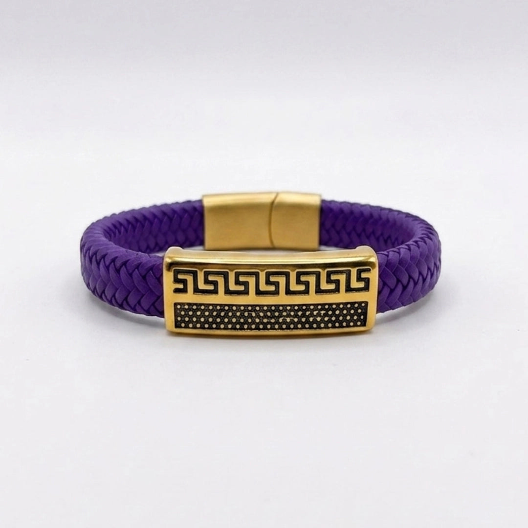 Vista frontal de la pulsera Atenas en cuero trenzado Violeta con acabado en acero dorado
