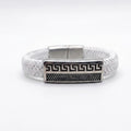 Detalle del broche magnético plateado con grabado griego de la pulsera Atenas cuero blanco