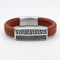 Pulsera Atenas en cuero puesta en fondo, accesorio masculino de nuestra marca KRV.CO