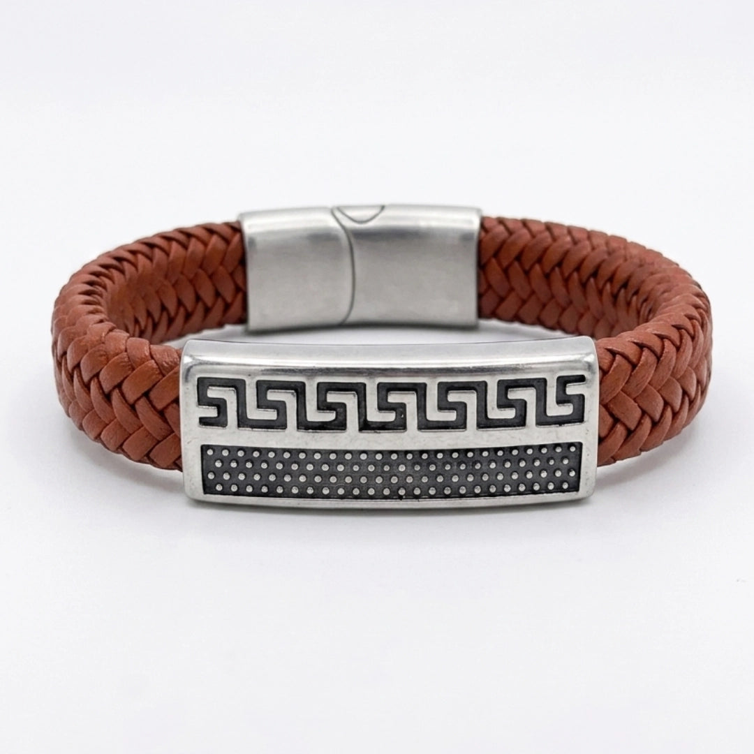 Pulsera Atenas en cuero puesta en fondo, accesorio masculino de nuestra marca KRV.CO