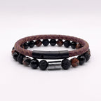 Fondo blanco de catálogo donde se observan set de pulseras con piedras naturales para hombres 
