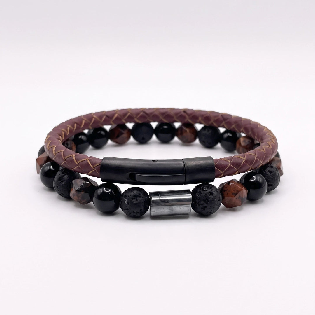 Fondo blanco de catálogo donde se observan set de pulseras con piedras naturales para hombres 