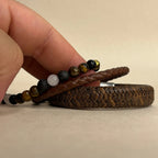 Pulsera ancha para hombre en cuero trenzado tono camuflado marrón con broche de acero recubrimiento PVD.