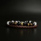 Pulsera delgada para hombre en cuero natural trenzado color marrón con broche de seguridad.