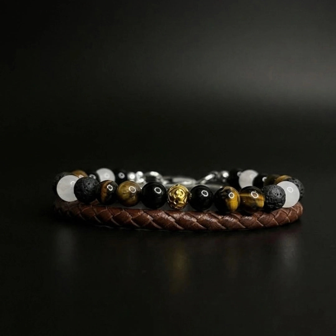 Pulsera delgada para hombre en cuero natural trenzado color marrón con broche de seguridad.