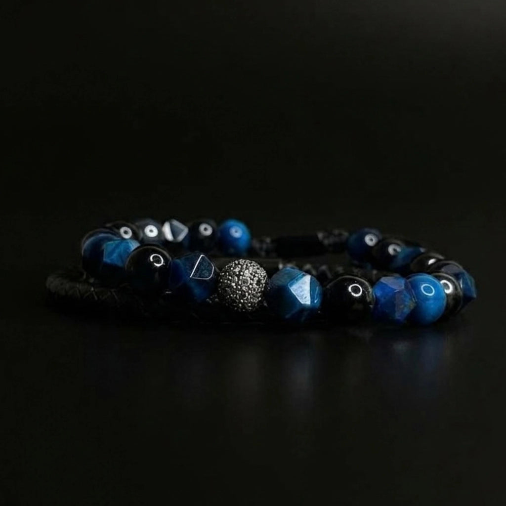 Cierre ajustable en tejido macramé de pulsera de piedras naturales turmalina y ojo de tigre azul.