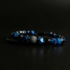 Cierre ajustable en tejido macramé de pulsera de piedras naturales turmalina y ojo de tigre azul.