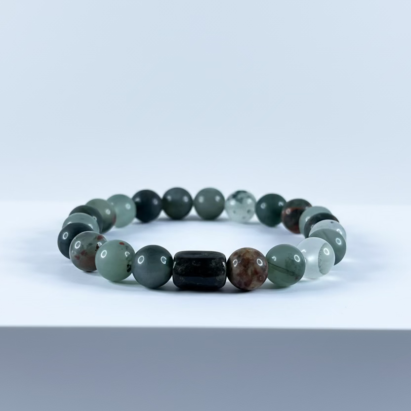 Pulsera de cuentas redondas de piedra Bloodstone natural (verde oscuro con manchas rojas) sobre fondo neutro