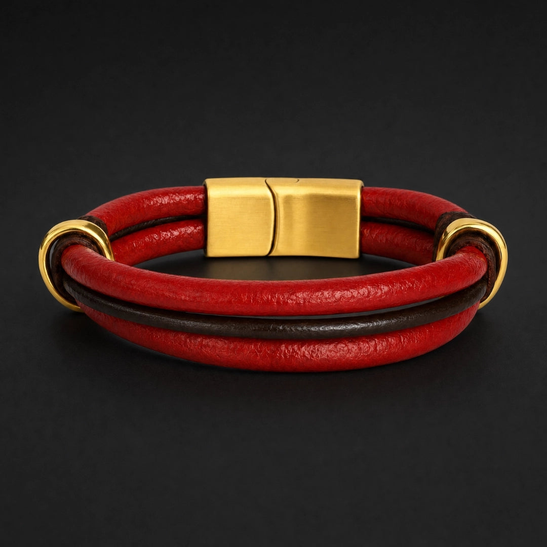 vista frontal n fondo negro de pulsera con tres cordones de cuero redondo color rojo y marrón oscuro 