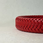 Pulsera cuero trenzado rojo 12 tiras, vista de textura